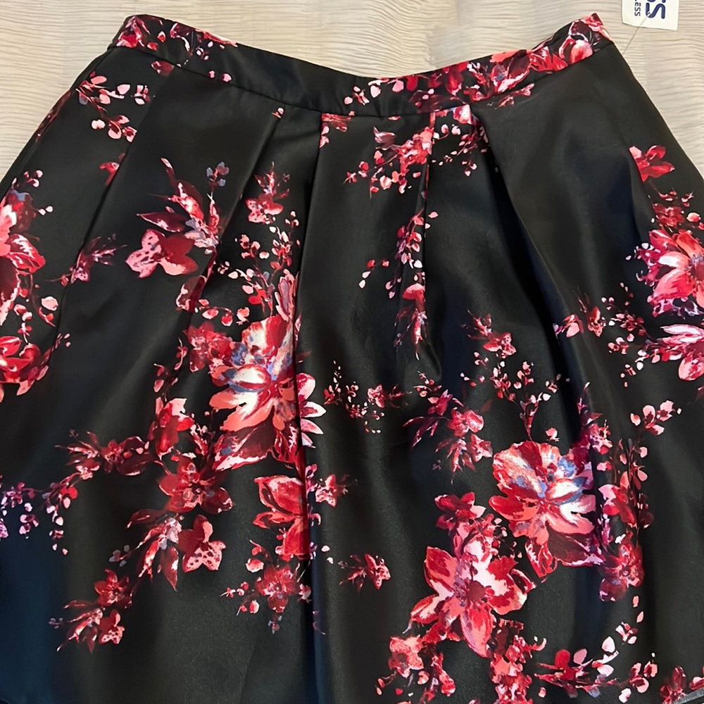 Skirt NWT. Cleaning out closet. Never worn